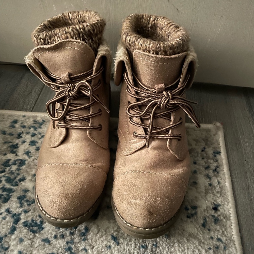 Cliffs by mountain size 7 boots